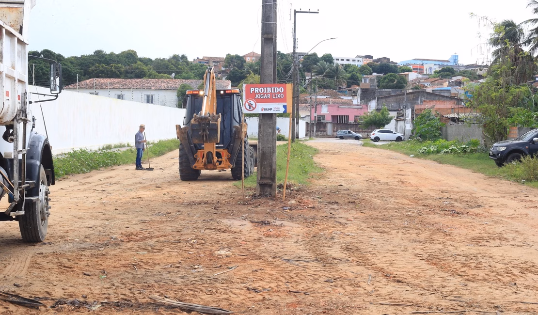 Prefeitura de Penedo retira lixo e material descartado de forma irregular nas ruas da cidade
