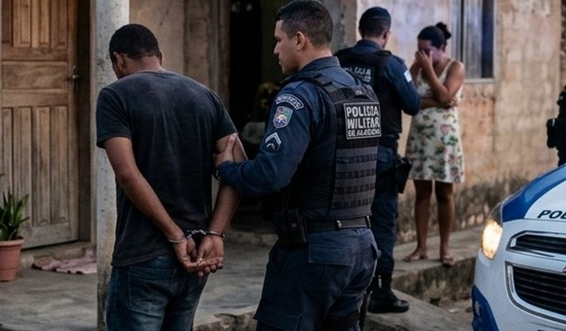 Homem é preso após arremessar mulher e puxá-la pelo cabelo em Feira Grande