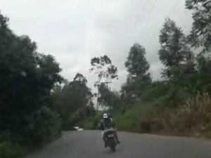 [Vídeo] Policial do BPRv conduz moto sem capacete em Porto Calvo