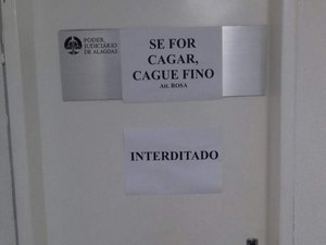 Aviso colocado em banheiro de órgão do TJ é ridicularizado nas redes sociais