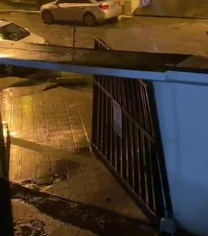 [Vídeo] Ventania arranca portão de casa no bairro do Prado, em Maceió