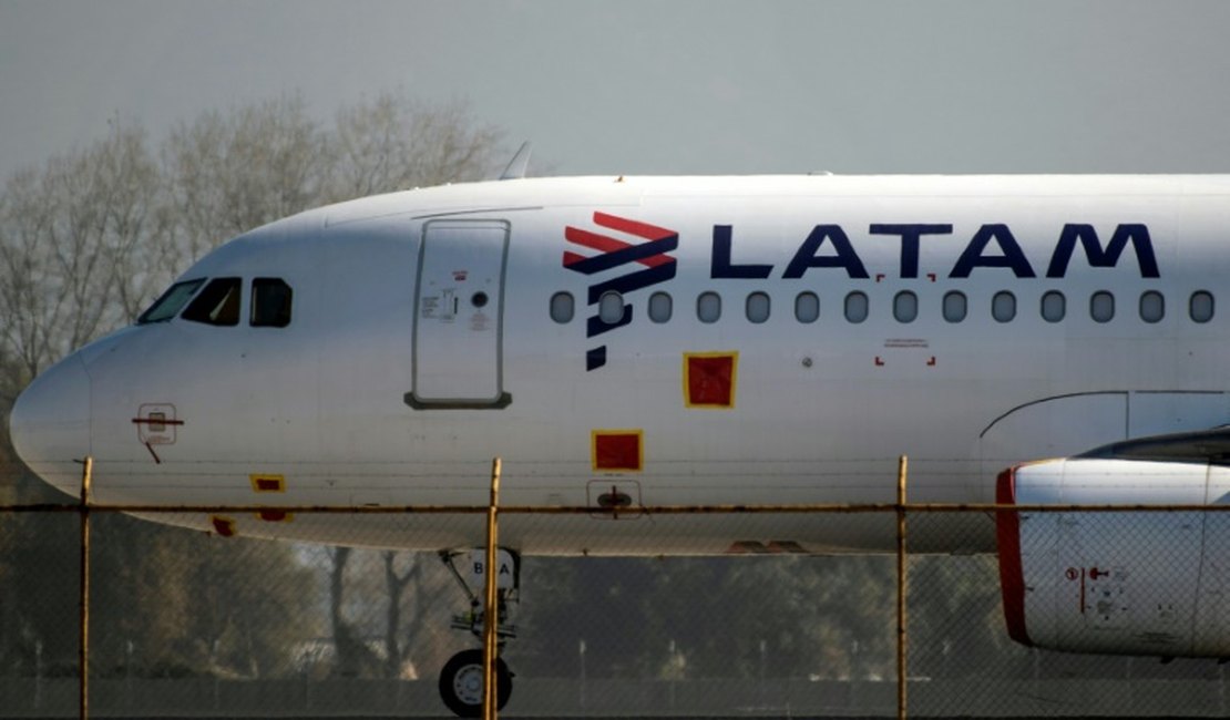 Avião da Latam apresenta problema durante voo e retorna para Recife