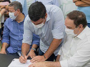 Presidente da Câmara Municipal de Arapiraca assina ordens de serviço para pavimentação
