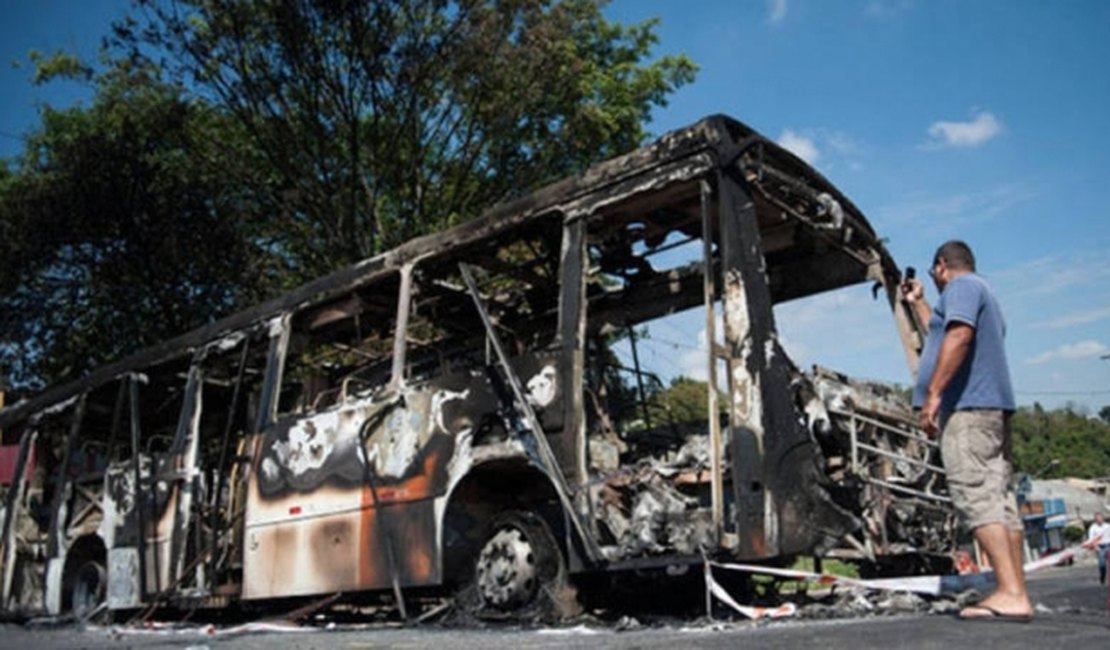 Incêndio deixa 80 ônibus queimados em garagem de Mauá
