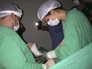 Sem eletricidade, médicos usam lanterna de celular para terminar cirurgia