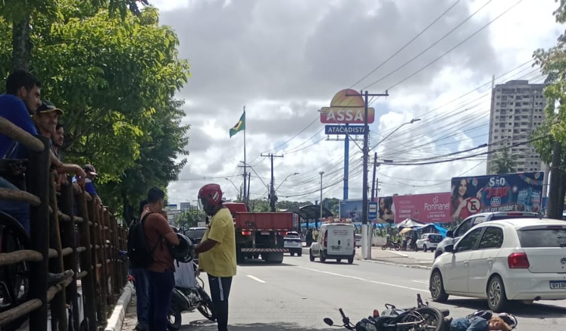 Motociclista morre após cair da moto e ser atropelada por caminhão; vítima estaria grávida