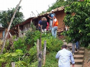 Famílias são retiradas de áreas de risco em São Miguel dos Campos