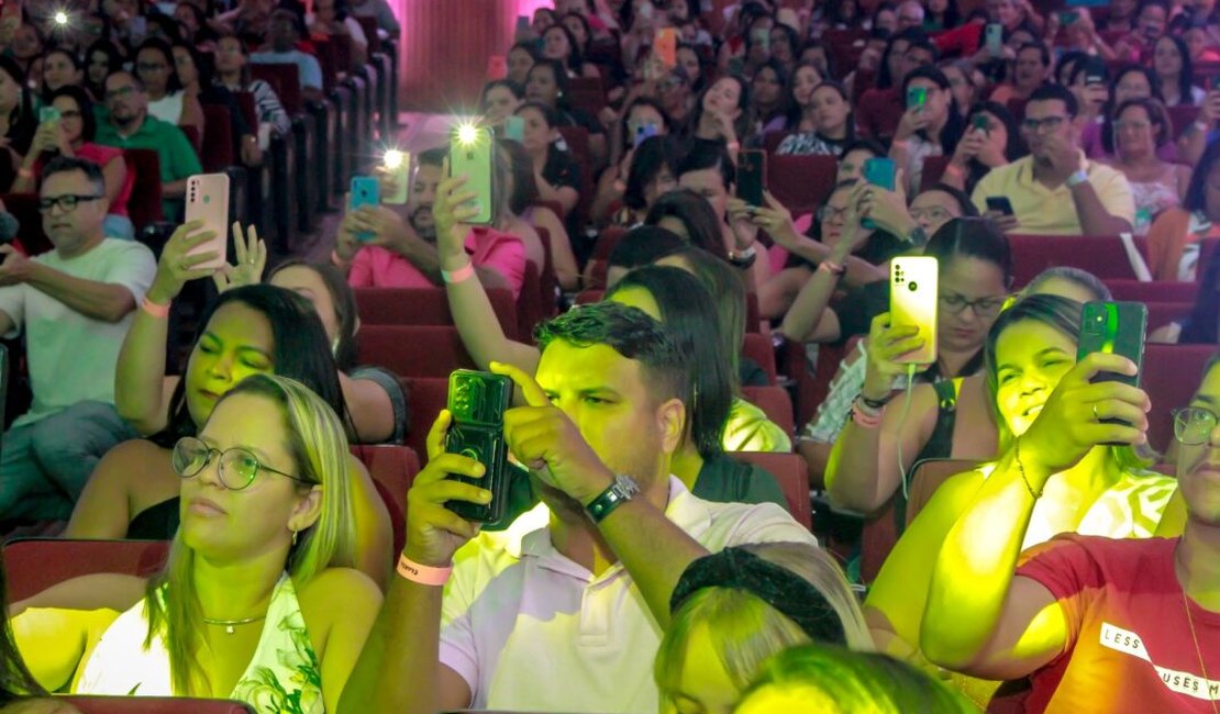 Sextou em Penedo com cinema de graça e show de humor