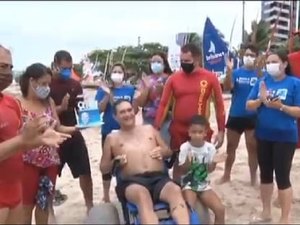 Homem realiza sonho de voltar à praia depois de sofrer um AVC
