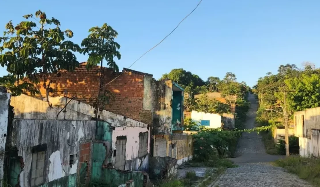 Suspeito é detido com arma de fogo no bairro do Pinheiro, em Maceió