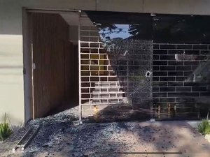 [Vídeo] Ataque a pedradas atinge prédio da Rádio Gazeta FM em Arapiraca