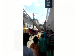[Vídeo] Poste cai e assusta população no Centro de Maceió