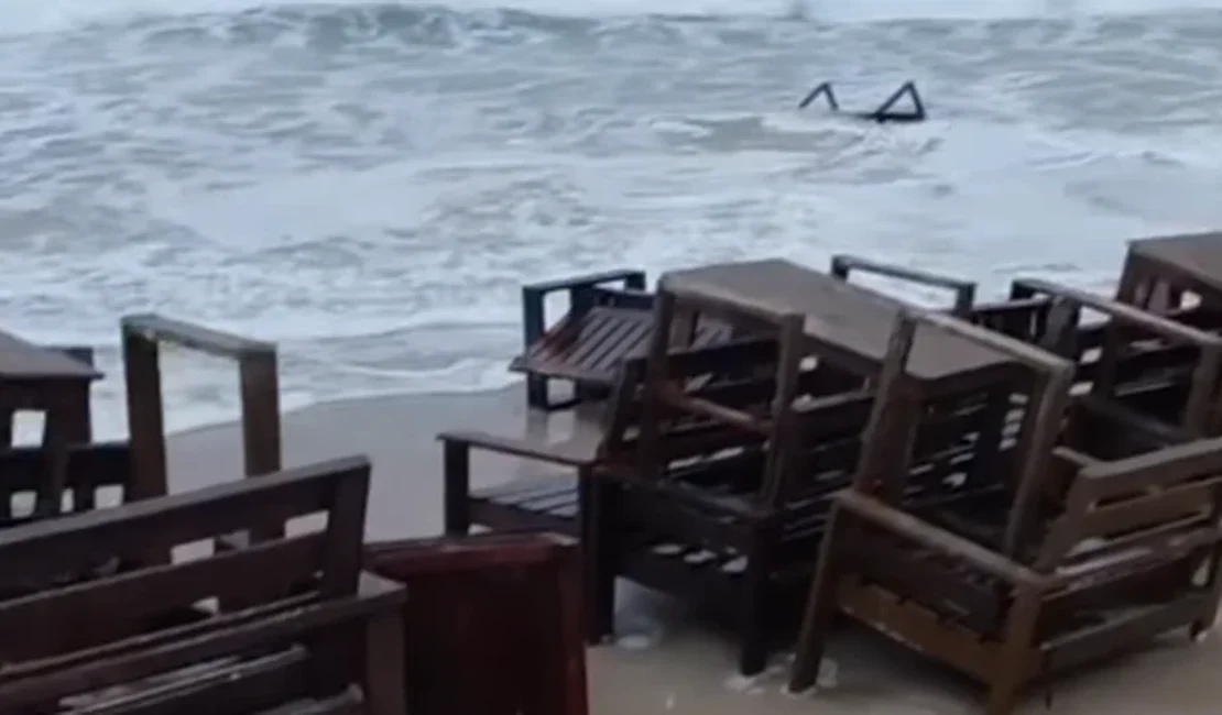 Imagens mostram avanço da maré e faixa de areia alagada na Praia do Francês