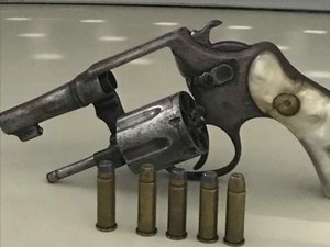 Dupla é abordada mas foge e abandona arma de fogo