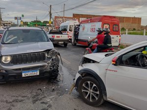 Veículo provoca engavetamento entre outros dois ao invadir contramão em Arapiraca