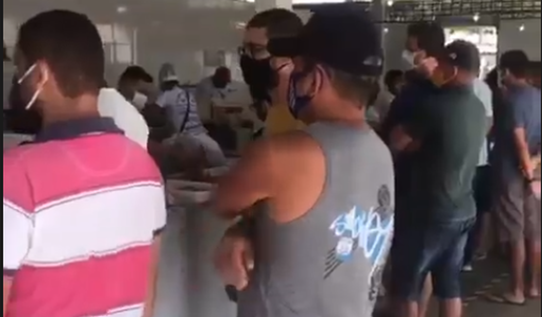 Mercado da Produção registra aglomeração na véspera da Semana Santa