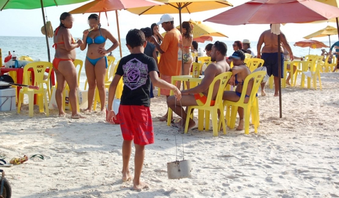 Exploração de trabalho infantil é flagrada na Praia do Francês
