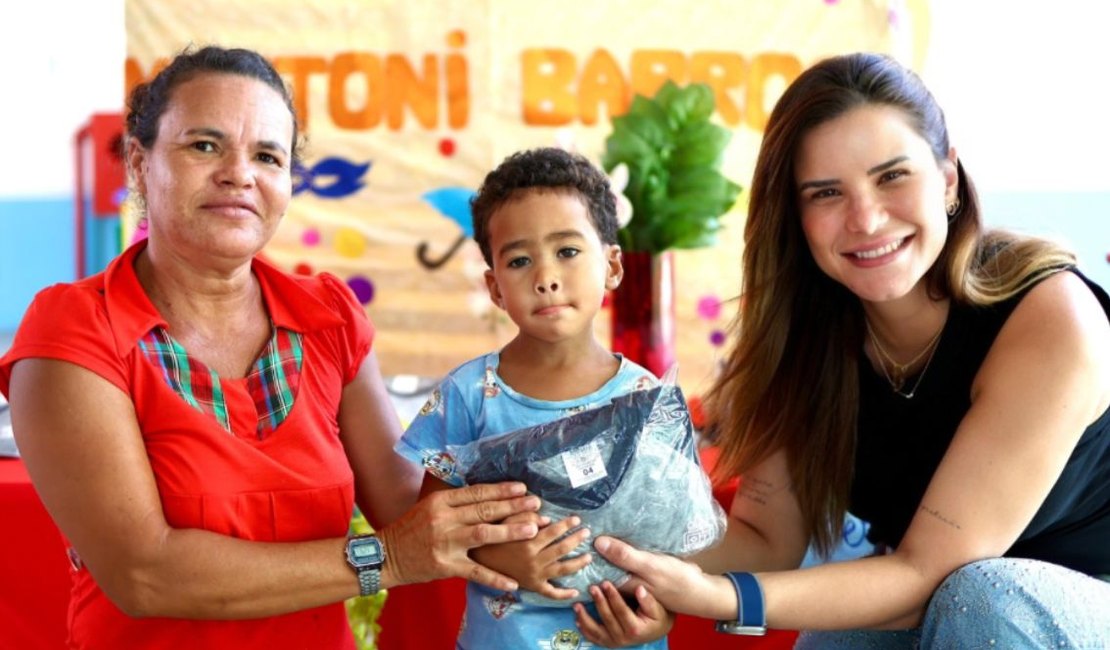 Prefeita Ceci acompanha entrega dos fardamentos na Creche CRIA e reforça importância da matrícula em Atalaia