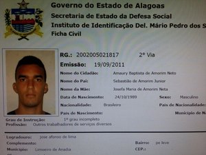 Homem enfurecido arremessa cadeira e ameaça vigilantes em hospital de emergência