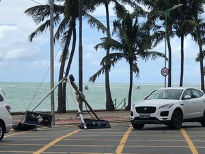 Poste de semáforo cai e deixa trânsito lento na orla de Maceió