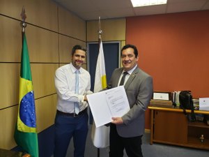 Deputado vai até Brasília e pede instalações de torres de telefonia móvel em povoados de Arapiraca