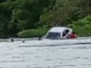 Travessia arriscada termina com carro levado pela água em Santana do Ipanema