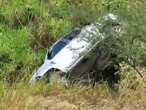 Motorista perde controle de carro e cai em vala na AL-220, em Arapiraca