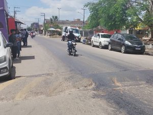 [Vídeo] Caminhão derrama óleo e provoca acidentes no bairro Cacimbas nesta quarta (04)