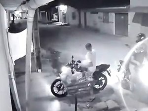 Dupla em uma moto tenta roubar motocicleta de morador no Forene