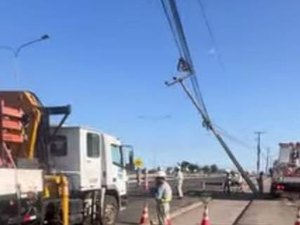 Poste de energia elétrica é atingido por caminhão-guincho em Arapiraca
