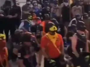 Pessoas que 'se identificam como cães' protestam por direitos em Berlim