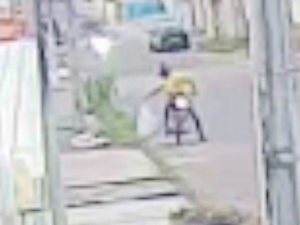 Câmeras flagram momento em que homem descarta feto em via pública de Delmiro Gouveia