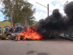 Servidores do Passo de Camaragibe protestam por pagamento atrasado