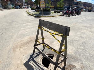 Tampa de bueiro quebrada faz esgoto incomodar em Maragogi