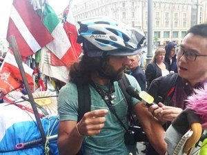 Argentino dá a volta ao mundo de bicicleta e chega em Moscou