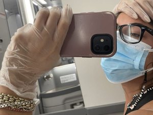 Mulher testa positivo para Covid em voo e fica isolada no banheiro por 3 horas