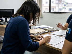 Pai de vítima de estupro é denunciado por importunação sexual após procurar ajuda para a filha