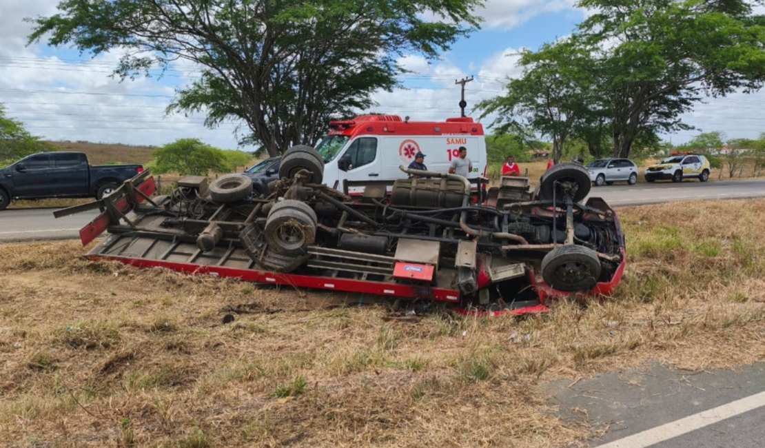Motorista morre após caminhão capotar na AL-220, em Batalha