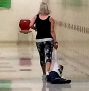 Professora é demitida após arrastar criança em corredor de escola