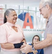 Tia Júlia participa de reuniões na AMA e recebe apoio do senador Renan Calheiros para Palmeira