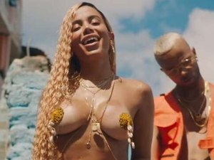 Sucesso com Cleo e Anitta, 'tapa mamilos' é tendência no Carnaval 