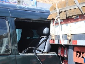 Colisão entre van e caminhão deixa trânsito lento em União dos Palmares