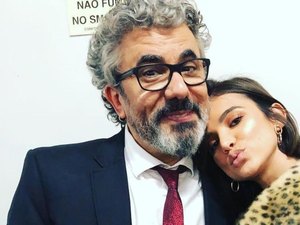 Manu Gavassi posa sorridente na praia e pai elogia: “Te amo, garota do bem”