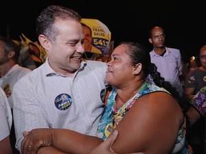 Renan Filho participa de caminhada no Bebedouro e leva multidão às ruas
