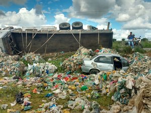 [Vídeo] Caminhão tomba sobre carro e deixa três feridos na AL-115