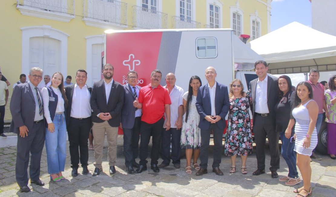 Prefeitura de Penedo recebe ambulância e computadores do Senador Rodrigo Cunha