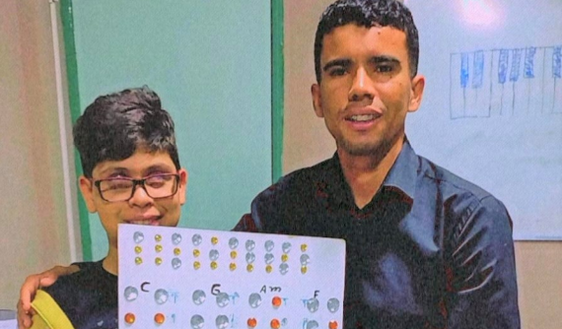 Professor cria ferramenta que  facilita aulas de piano para crianças com deficiência visual