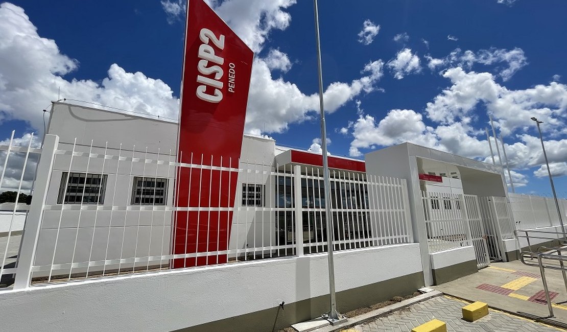 Mulher pede socorro por bilhete e é resgatada de cárcere em Penedo