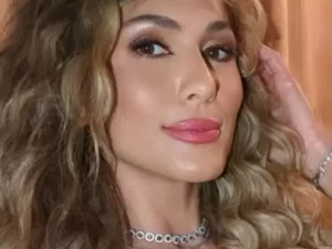 Solteira, Lívia Andrade aparece em produção dourada e comemora: 'Sextou'