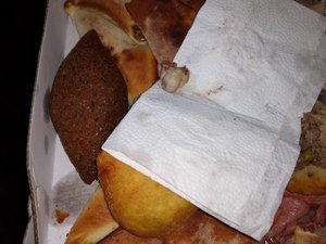 Adolescente encontra dedo humano decepado ao morder esfiha